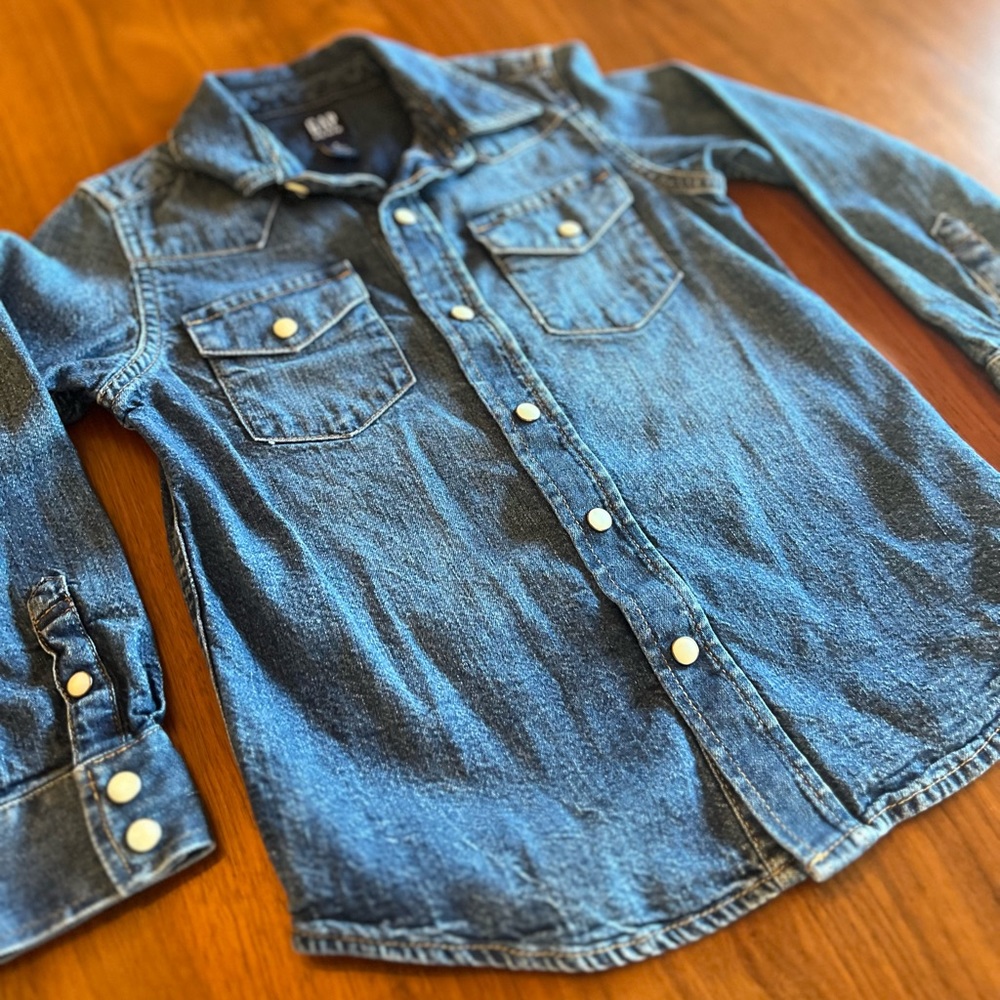 GAP - Denim Button Down